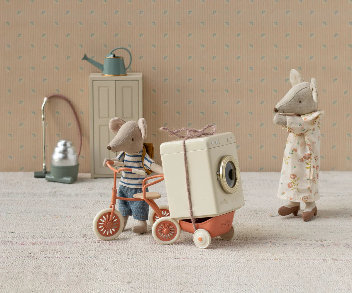 Tricycle mouse, Big brother with bag