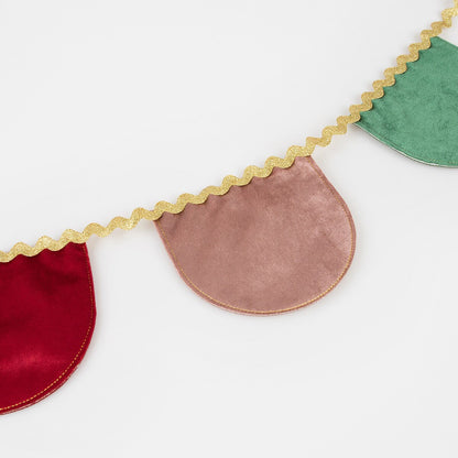 Velvet Scallop Garland