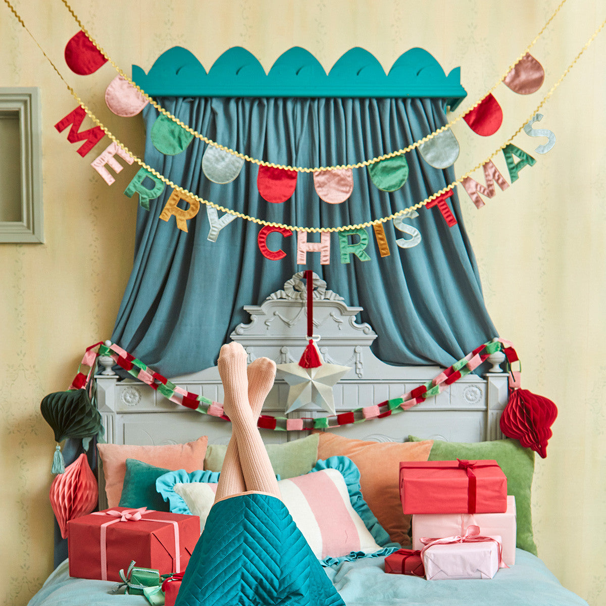 Velvet Scallop Garland